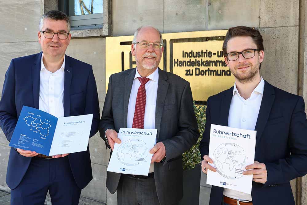 Stellten die neue Studie vor (v.l.): Wulf-Christian Ehrich, stellv. Hauptgeschäftsführer der IHK zu Dortmund, Dr. Georg Hüthwohl, Geschäftsführer der Albonair GmbH aus Dortmund, und IHK-Referatsleiter Dominik Stute.