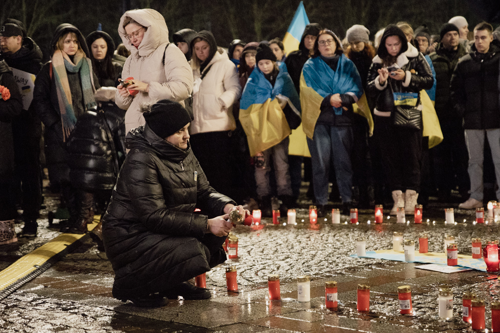 Ein würdiges Gedenken zum ersten Jahrestag des russischen Angriffskriegs aus die Ukraine gab es auf dem Friedensplatz.