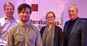 Vorstellung des neuen Stadtbeschreibers (v.li.): Hartmut Salmen (Literaturhaus), Alexander Estis, Isabel Pfarre (Kulturbüro) und Kulturdezernent Jörg Stüdemann.