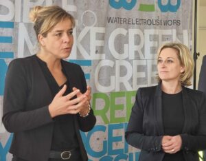 Mona Neubaur (li), NRW-Ministerin für Wirtschaft, Industrie, Klimaschutz und Energie, informierte sich bei der Firma „WEW“.