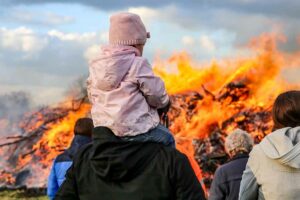 Für die Genehmigung von Ostern- und Brauchtumsfeuern gibt es zahlreiche Auflagen.