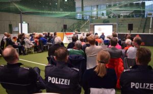 Eine prominente Runde diskutierte beim 21-Talk im Fußballmuseum über die Verrohung der Gesellschaft.