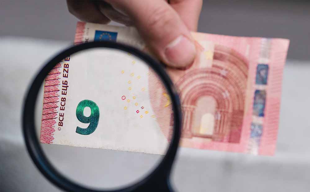 Der „9-Euro-Schein“ steht symbolisch für den Lohnverlust, der mit der Inflation einhergeht.