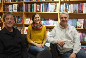 Gast und Gastgeber:innen: Michael Nau (r.) und Christine Earley freuen sich, dass es mit dem Besuch des Autors Dirk Husemann geklappt hat.