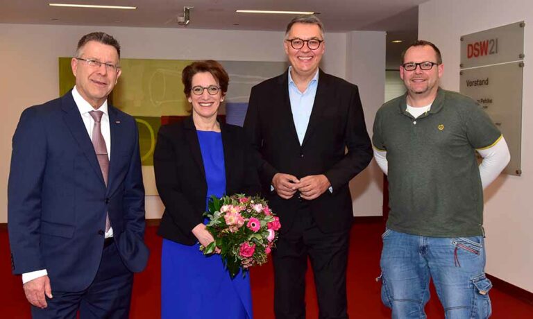 Dortmunds Oberbürgermeister Thomas Westphal (2.v.r.), DSW21-Vorstandsvorsitzender Guntram Pehlke (l.) und DSW21-Betriebsratsvorsitzender Sven Hartleif (r.) gratulieren Heike Heim zur Wahl.
