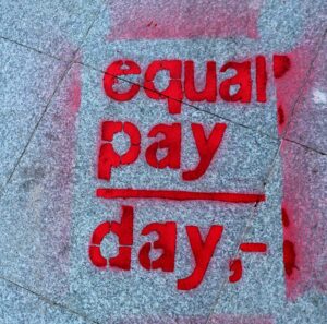 Diese geschlechtsspezifische Lohnlücke, auch Gender Pay Gap genannt, lässt sich zum Teil auf strukturelle Unterschiede zurückführen.