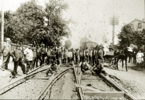 Bau der Weiche für den Abzweig von der Evinger Straße (damals Chauseestraße) zur Deutschen Straße (Richtung Derne). Das Foto entstand 1903, als das Amt Eving noch selbständig war und noch nicht zu Dortmund gehörte.