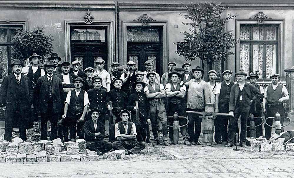 Hart arbeiteten die Gleisbauarbeiter, um 1904 die Anbindung Evings an das Dortmunder Nahverkehrsnetz zu ermöglichen.