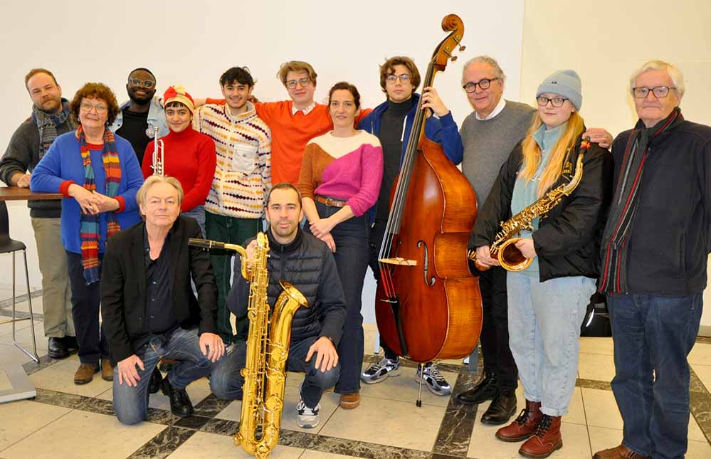 Die Musiker:innen aus Amiens, Dortmund und Leeds beim Empfang in der Auslandsgesellschaft zusammen mit Organisatoren und Dozenten.