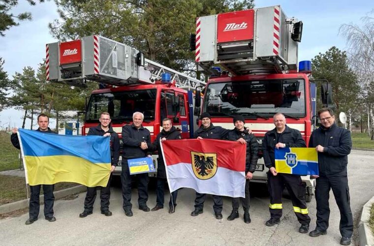 Zwei gebrauchte Drehleiterwagen der Dortmunder Feuerwehr wurden in die Ukraine gebracht.