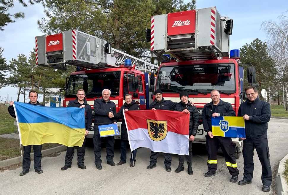 Zwei gebrauchte Drehleiterwagen der Dortmunder Feuerwehr wurden in die Ukraine gebracht.