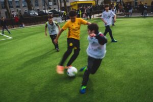 Jugendliche beim Fußball spielen