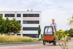 Umweltfreundlich zwischen den FH-Dortmund-Standorten unterwegs sein: Mit den FH-eigenen Lastenrädern geht das auch, wenn mal etwas transportiert werden muss.