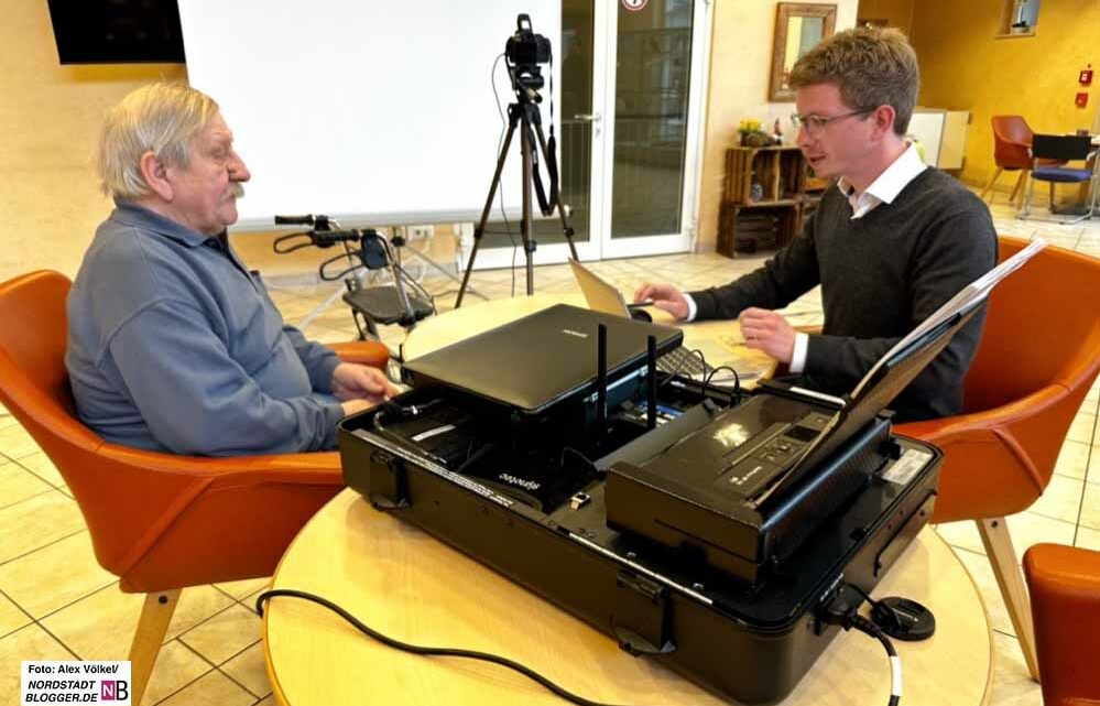 Heinz-Joachim Schriever ( l.) ist Frédéric Wimmelmanns erster Kunde im Seniorenwohnpark Burgholz.