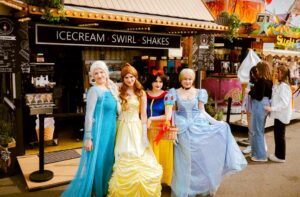Immer dienstags ist Prinzessinnen-Tag. Dann bekommt das Gelände Besuch von Elsa, Anna, Cinderella und Co.