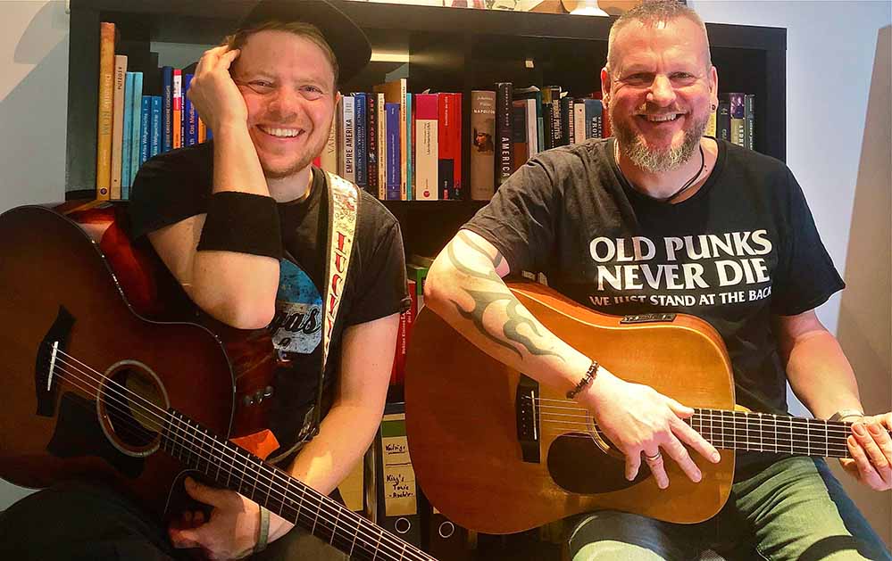 Live auf der Bühne steht das Akustik-Cover-Duo „The Max Martins“.