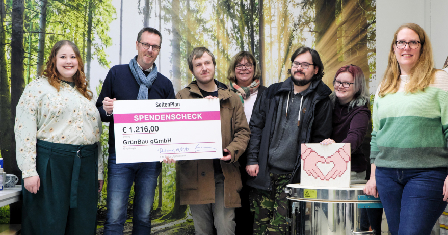 Die Agentur SeitenPlan hatte einen Scheck für das Spendobel-Projekt „Popkultur goes Handwerk“ dabei.