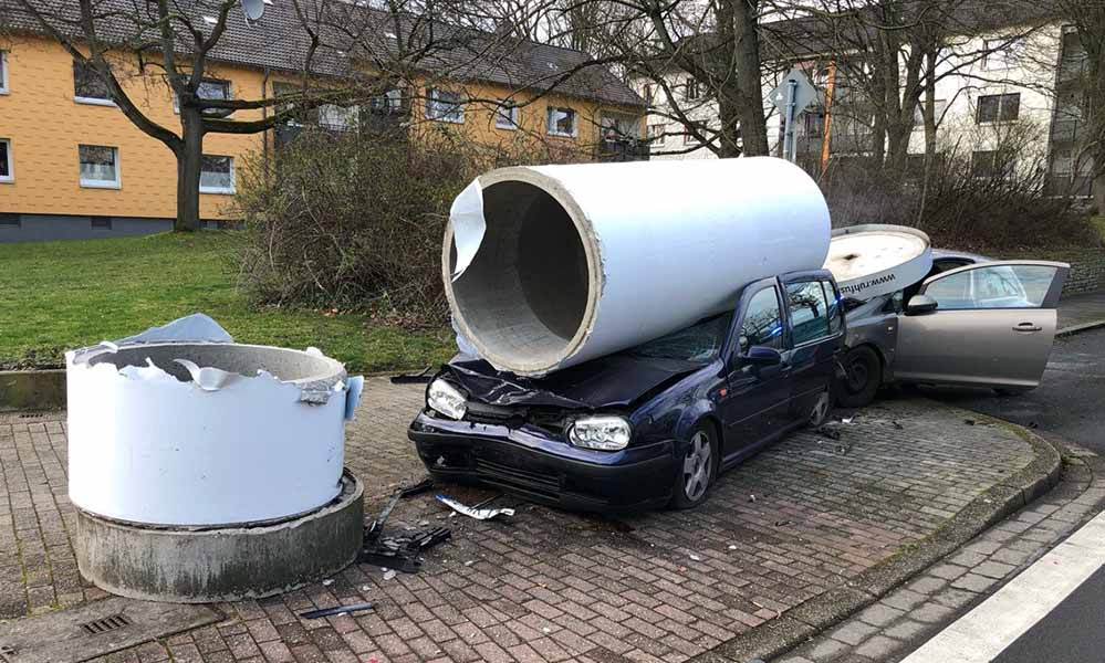In Hörde schob die Opel-Fahrerin einen geparkten VW Golf vor eine Litfaßsäule - diese kippte auf beide Fahrzeuge und richtete Totalschaden an.