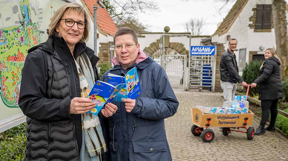 Annette Kulodzik (Leiterin des Westfalenparks) (li.) und Birgit Zoerner (2.v.l.) (Dezernentin Sport- und Freizeitbetriebe) ließen es sich nicht nehmen gemeinsam mit Marc Büchsenschütz (Programmleiter Westfalenpark) (3.v.l.) und Bonita Fahrenhorst (Kommunikation und Marketing Westfalenpark) (re.) die neuen Programmhefte an den Eingängen zu verteilen.