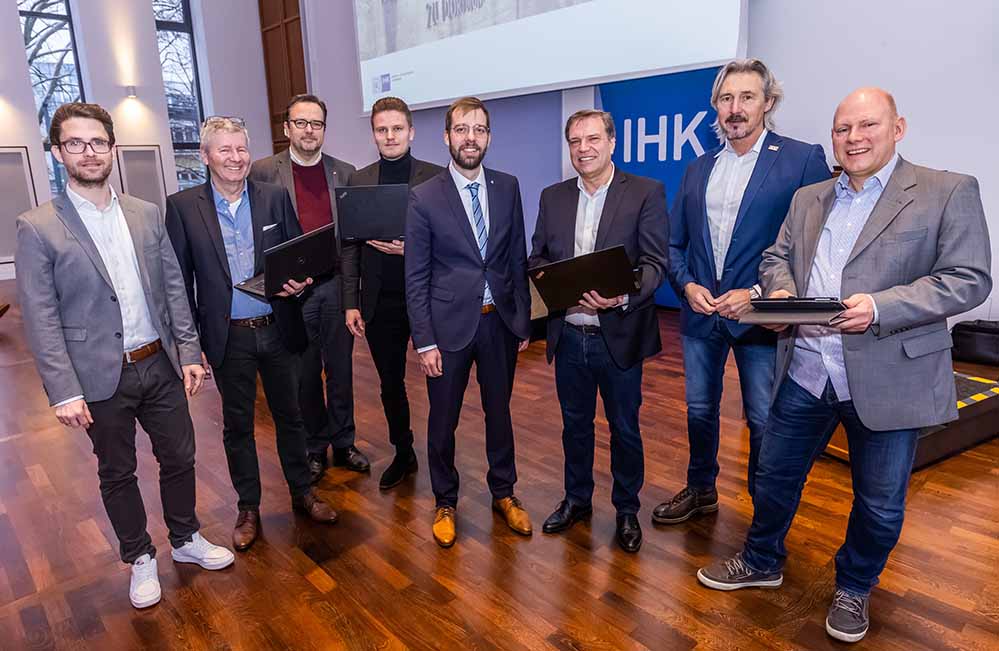 Bildunterschrift: IT-Sicherheitstag in der IHK zu Dortmund (v. l.): Dominik Stute (IHK), Kay-Uwe Wirtz (Barracuda MSP), Dirk Kalinowski und Steven Böhm (beide AXA), Matthias Kotowski (Ad Rem), Gereon Neuhaus (K&K), IHK-Vizepräsident Andreas Tracz, Guido Wirtz (K&K)