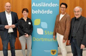 v.l.: Christian Uhr (Personal- und Organisationsdezernent), Melanie Schmickler (Leiterin Ausl%C3%A4nderbeh%C3%B6rde), Simone H%C3%BClsmann (stellv. Leiterin Personal- und Organisationsamt), Paul-Gerhard Stamm (Sprecher der Ehrenamtlichen).