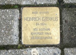 In der Schlosserstraße 42 findet sich ein „Stolperstein“, der an Heinrich Czerkus erinnert.