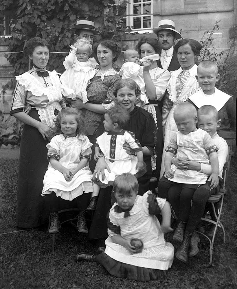 Privatfotografie „Besuch im Garten“, 1913, Glasplattennegativ. (Fotograf Carl Bauer, Laer)