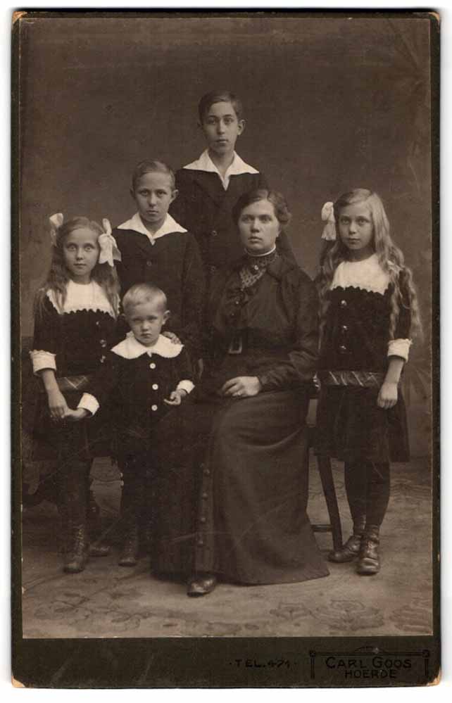 Atelierfotografie einer Dortmunder Familie im Atelier Goos in Hörde um 1910.