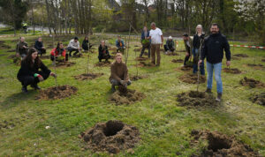 Neue Bleibe für die Bäume: Auf einem Gelände neben dem Friedhof Dorstfeld wachsen sie künftig zu einem Stadtwald heran.