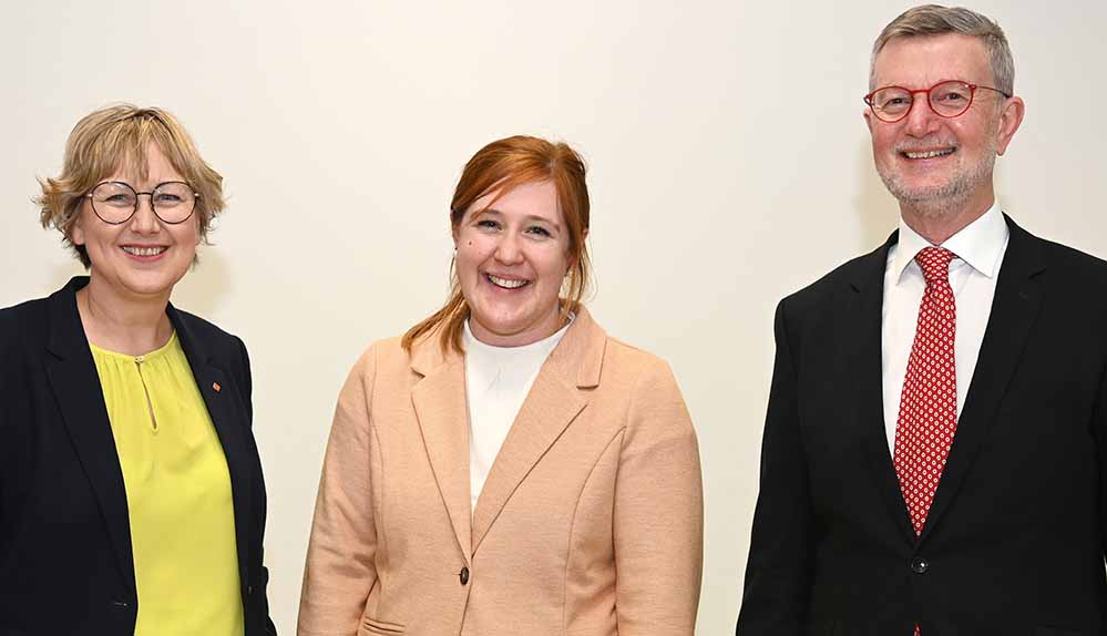 Der künftigen Kanzlerin Svenja Stepper (M.) gratulierten Prof. Dr. Tamara Appel (l.), stellv. Rektorin der FH Dortmund, und Guido Baranowski, Vorsitzender des Hochschulrats.