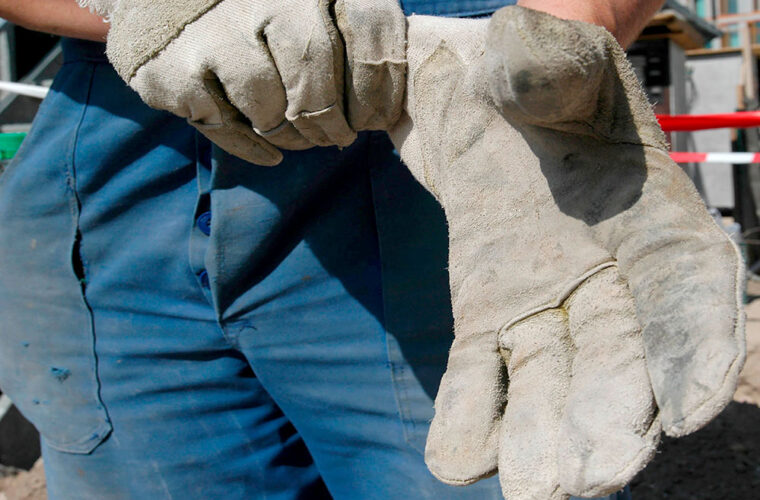 Die IG BAU startet ihren „Sicherheits-Weckruf“ zum internationalen Gedenktag an die Menschen, die der Job krank gemacht hat oder die bei der Arbeit sogar getötet wurden.