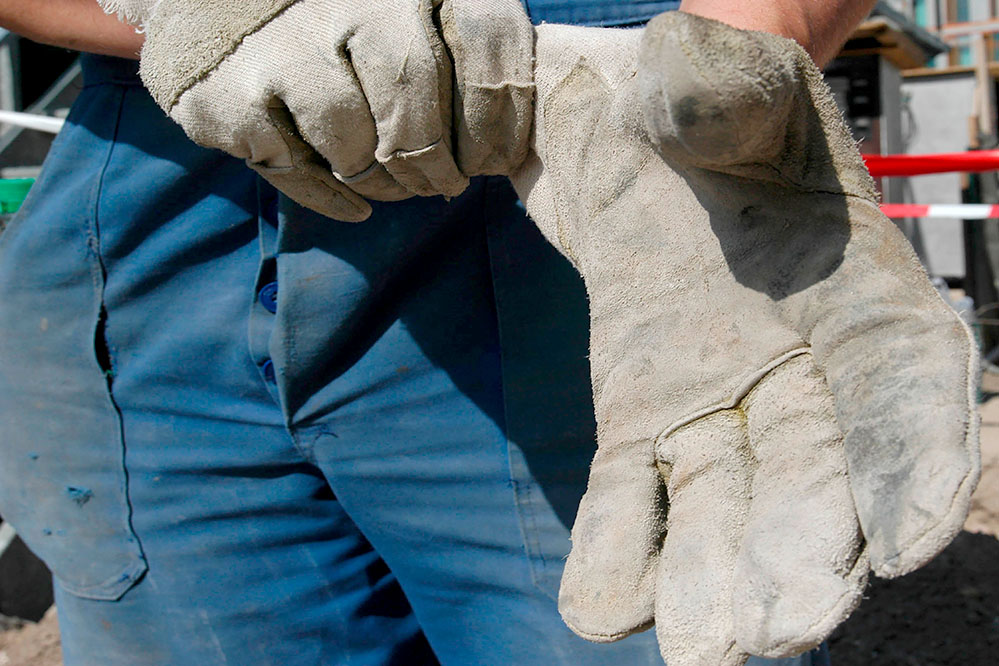 Die IG BAU startet ihren „Sicherheits-Weckruf“ zum internationalen Gedenktag an die Menschen, die der Job krank gemacht hat oder die bei der Arbeit sogar getötet wurden.