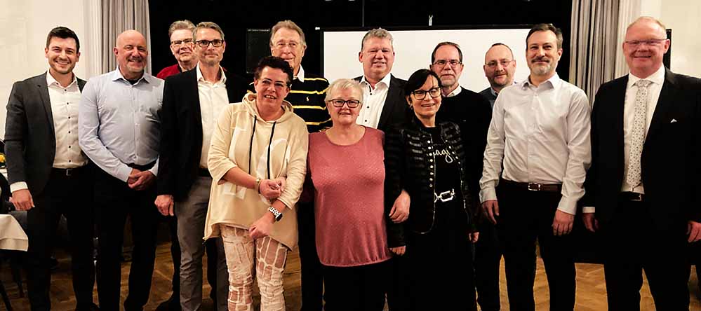 Langjährige Loyalität und viel Erfahrung: Dolezychs Jubilare während der Jahresbeginnfeier. Udo Dolezych (6. v.l.), Tim Dolezych (ganz links) und Karl-Heinz Keisewitt (rechts) gratulieren den Jubilaren (v.l.): Andreas Birke (35 Jahre), Martin Lohrmann (45 Jahre), Uwe Schöbel (30 Jahre), Ute Hübner (35 Jahre), Gisela Maniecki (30 Jahre), Arnd Lessmann (30 Jahre), Silvia Bauer (30 Jahre), Jürgen Hoffmann (25 Jahre), Winfried Röhn (25 Jahre), Admir Osmic (25 Jahre)