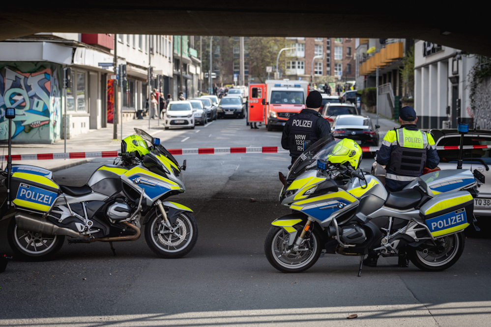 Vor Ort ergaben sich Hinweise, dass die Person im Besitz eines Messers ist. Daraufhin begaben sich viele Einsatzkräfte an den Einsatzort, darunter auch die Spezialeinheiten.