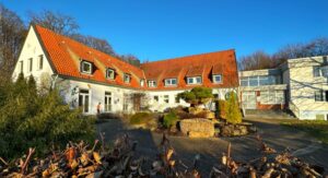 Im Altbau des ehemaligen Kinderheims am Holzheck soll eine Tagespflege entstehen.