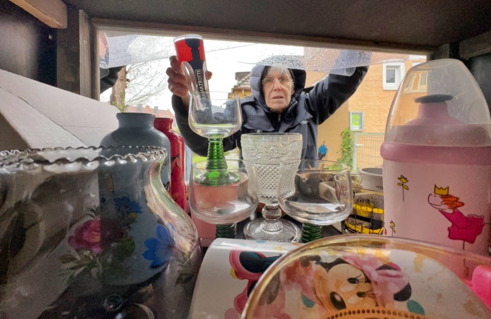 Christiane Schmidt gehört zu den Ehrenamtlichen, die fast tagtäglich beim Schrank nach dem Rechten sieht.