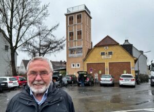 „Wir wollen einen Tag unter AWO-Regie“, sagt Bernd Schmidt mit Blick auf den Steigerturm.