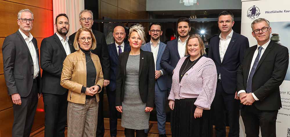Bildunterschrift: Der Vorstand um Gabriele Kroll (3.v.l.) begrüßte die neuen Mitglieder der Westfälischen Kaufmannsgilde.