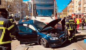 Obwohl das Abbiegen verboten war, kreuzte der Wagen die Gleise der Stadtbahn.