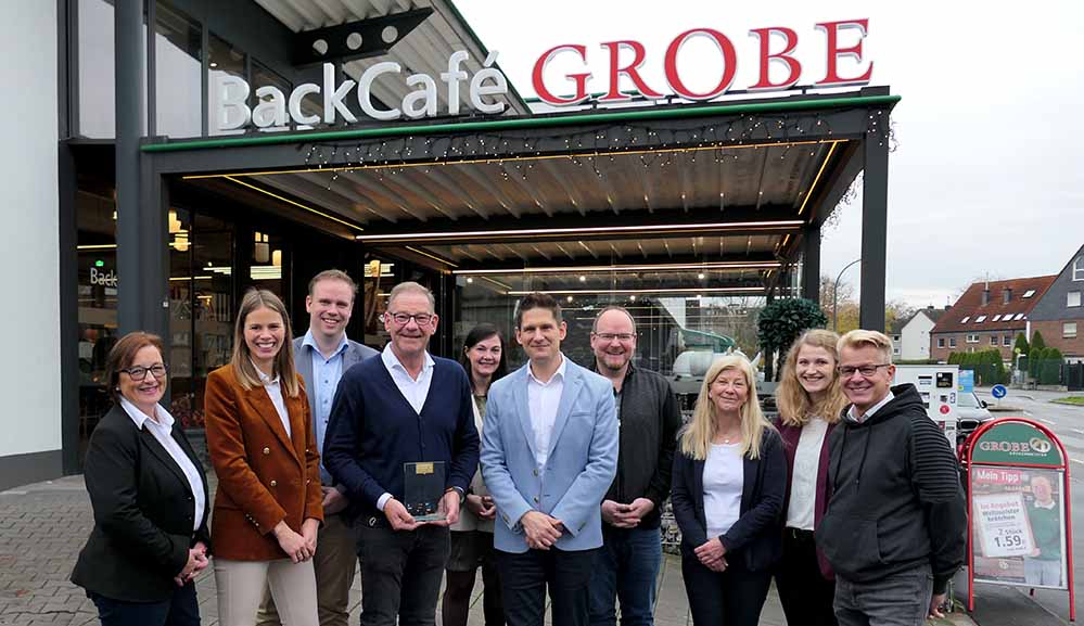 Jürgen Hinkelmann (4. v. l.), Inhaber der Bäckermeister Grobe GmbH & Co KG, freut sich über die Auszeichnung. Übergeben wurde der Preis von Corinna Timmermann (2. V. l.), Direktorin Personal der Borussia Dortmund und Gabor Leisten.