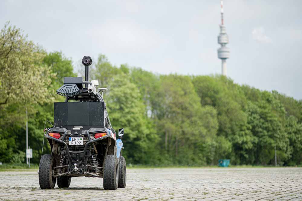 Das kleine Hightech-Fahrzeug wird in den kommenden Wochen massenhaft Zustandsdaten zum straßenfernen Radwegenetz erfassen.