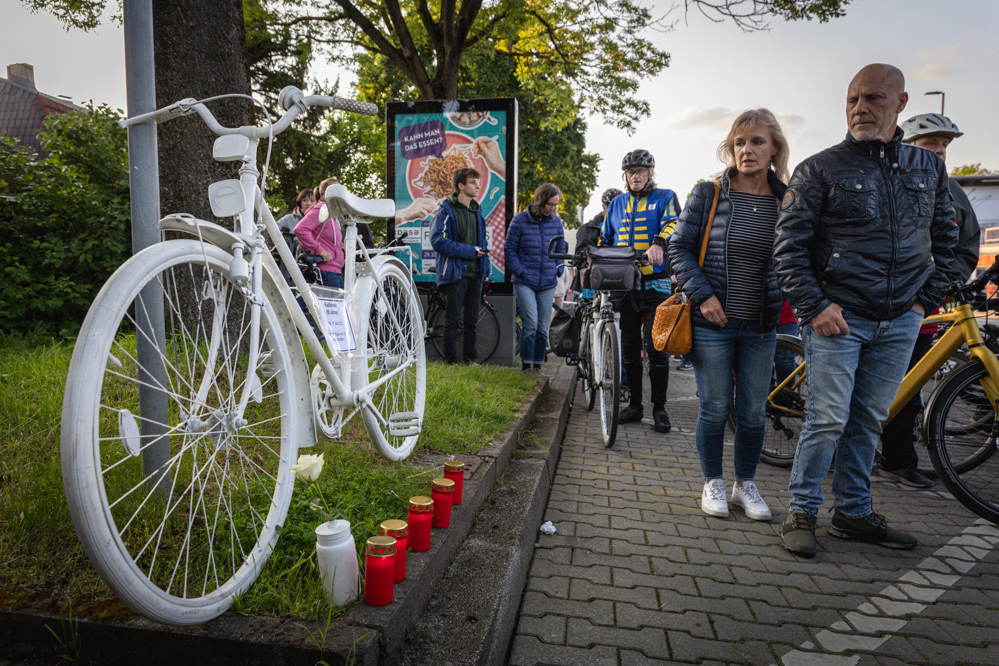 Gedenken-an-t-dlichen-Unfall-Hoffen-auf-bessere-Radinfrastruktur-Nach-Unfall-Ghostbike-in-Brackel-aufgestellt