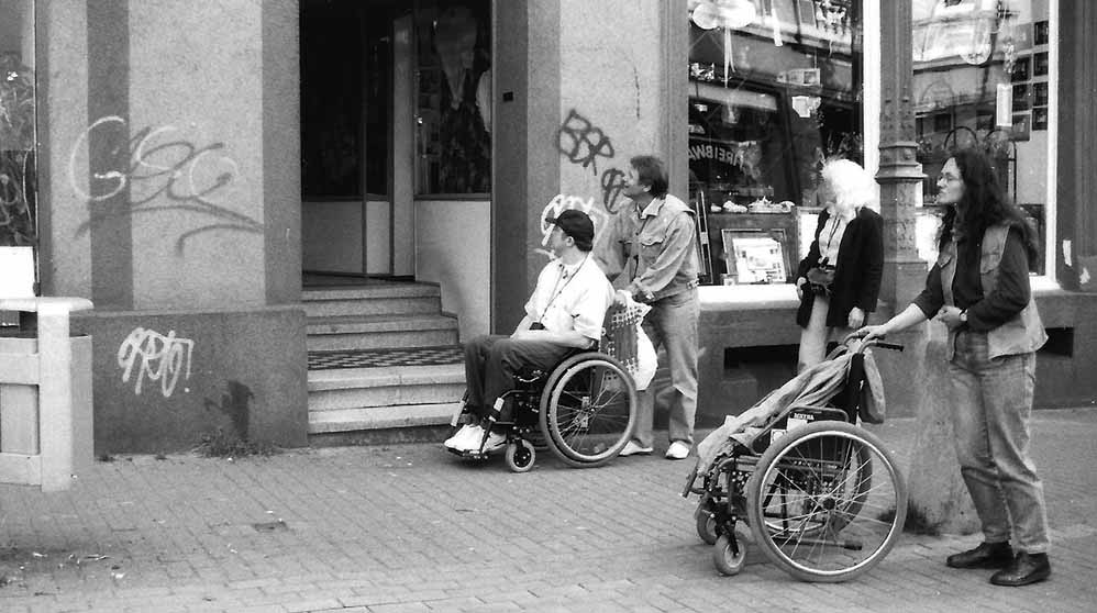 Das SW-Bild zeigt Treppen vor zwei Ladenlokalen in Hörde 1994.