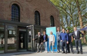 In das Bürgerhaus Dorstfeld baten am Samstag zum Tag der Städtebauförderung (v. l.): Olaf Meyer (Vorstand der Dorstfelder Bürgerhaus-Genossenschaft) Susanne Linnebach (Leiterin des Amts für Stadterneuerung), Silvia Voss (Projektleiterin im Amt für Stadterneuerung), Wilfried Möcking (Leiter Heinz-Werner-Meyer-Treff), Sebastian Kröger (Abteilungsleiter Stadterneuerung und Quartiersentwicklung im Amt für Stadterneuerung), Anton Aquinas (Betriebsleiter des „Pulsschlag“) und Wilhelm Schulte-Coerne (Vorstand der Bürgerhaus-Genossenschaft).