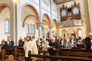 Die Gäste beim Tag der Pfarrarchive feierten gemeinsam die Heilige Messe in der Pfarrkirche St. Barbara in Dortmund-Dorstfeld.