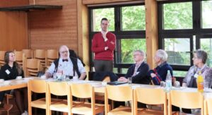 Nils Kowalewski, der den Tag der Pfarrarchive als ehrenamtlicher Archivpfleger der Pfarrei St. Barbara in Dortmund-Dorstfeld vorbereitet hatte, wusste den Teilnehmenden viel Wissenswertes zu berichten.