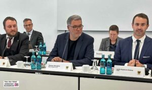 Dortmunds Rabbiner Avigdor Moshe Nosikov, OB Thomas Westphal und Sacha Roytman-Dratwa vom Combat Antisemitism Movement stellten die Planungen vor.