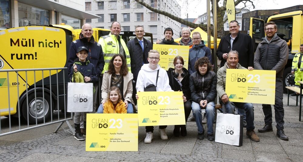 Gruppenbild nach der Verleihung der Gewinne an die unter den Anmeldungen ausgelosten Preisträger:innen.