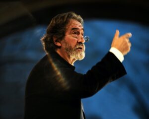 Jordi Savall begibt sich mit Künstler*innen aus Europa, Afrika und Südamerika auf „Die Routen der Sklaverei“ und entdeckt dabei musikalische Schätze aus drei Kontinenten.