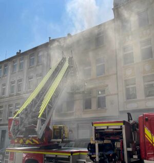 Starker Rauch kam aus der brennenden Wohnung in der Haydnstraße.